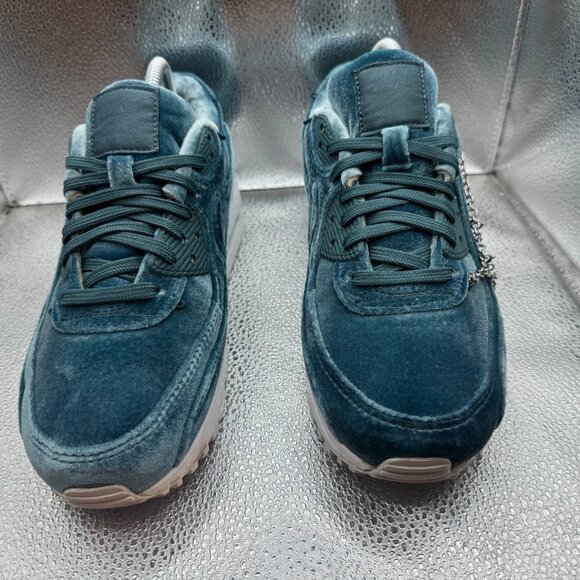 Size 8 Nike Air Max 90 Lucky Charm Womens Ash Green Athletic Sneaker DO2194-001 - Picture 5 of 11